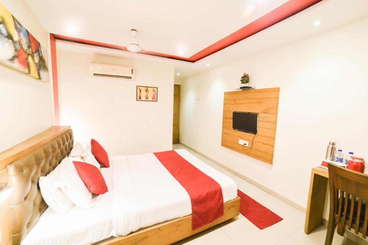 Hotel Grandeur-Near Mumbai International Airport Екстер'єр фото